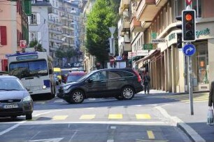 Lausanne - Verkehr : Alle Hauptstraße verlaufen vom Zentrum abschüssig zum Genfer See. Aufgenommen in Lausanne am 19. Mai 2010