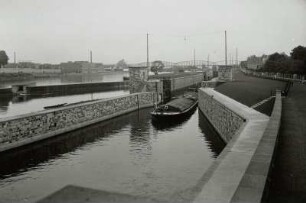 Hameln, Wehr : Hameln. Wehr (13. Jahrhundert) und Schleuse in der Weser. Blick nach Südosten gegen Eisenbahnbrücke