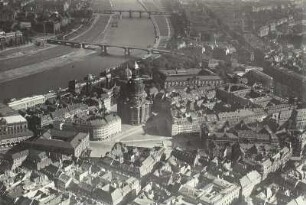 Dresden: Blick über den Neumarkt mit Frauenkirche nach Nordosten. Luftbild-Schrägaufnahme