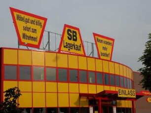 Aschersleben - Möbelkaufhaus : Möbelkaufhaus. Aufgenommen am 30. Mai 2004 in Aschersleben