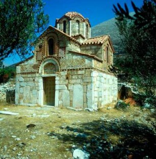 Mani, Kitta. Kirche Agii Sergios und Bakchos. Sockel aus antiken Spolien