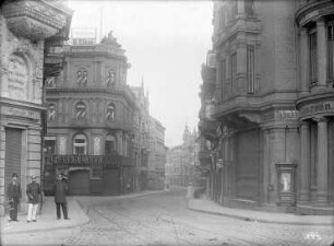Leipziger Straße. linke Bildseite: Leipziger Straße 86 (Danneberg, Wäschehandlung), Große Brauhausstraße 87 (Judo Elkau, Modewaren, Thiebe, Buchdruckerei der "Hall. Zeitung"), Forts. Große Brauhausstraße 88 usw. rechte Bildseite: Leipziger Straße 25 Eckhaus zur Poststraße (heute Hansering) (Spierling, Tabakwaren)