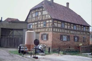 Bauernhaus mit Fachwerkobergeschoss, Hofmauer mit Tor