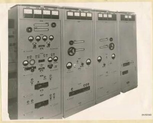 10 kW Fernsehsender Nr.507, Schrankgruppe T1 - T4, Frontansicht geschlossen, Foto 1954