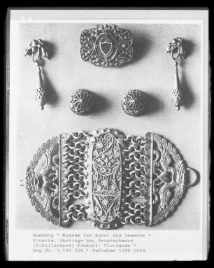 Brustschmuck, Ohrringe und Brosche