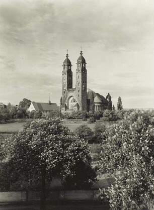 Dresden-Strehlen. Christuskirche (1902-1905; R. Schilling, J. W. Gräbner). Blick über die Wiener Straße