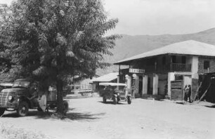 Straße in Mombo : Blick auf eine Tankstelle in Mombo.