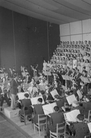 Nationales Kulturensemble der DDR : Blick auf die Bühne mit Chor und Orchester