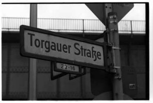 Kleinbildnegativ: Straßenschild, Torgauer Straße, 1980
