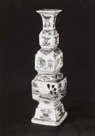 Vierkantige Vase, dreifach ausgebuchtet