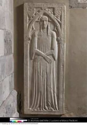 Grabplatte der Isabella de Alneto