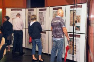 Präsentation der Ausstellungstafeln der Ausstellung "Weltuntergang 2012?" im Foyer
