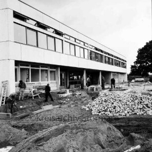 Falkenbergstraße: Gymnasium Harksheide: Schulgebäude kurz vor Fertigstellung und Außenarbeiten