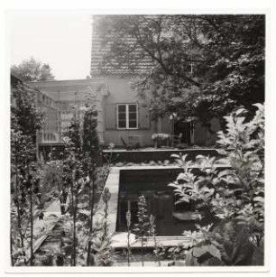 Garten Dr. Bahr: Blick zum Haus mit Wasserbecken