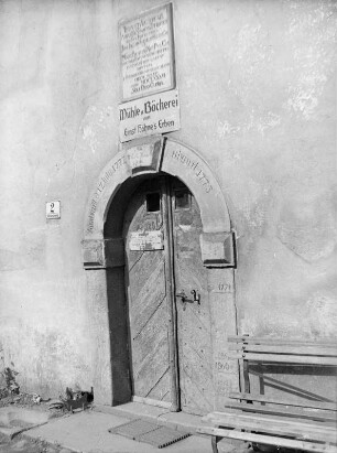 Seifhennersdorf, Mittelmühle : Seifhennersdorf. Mittelmühle Seifhennersdorf, Mittelmühlenweg 2. Haustür mit lateinischer Inschrifttafel und Wasserstandsmarke