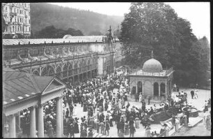 Marienbad. Kreuzbrunnen-Kolonnade (1888-1889) : Marienbad. Kreuzbrunnen-Kolonnade (1888-1889; H. Miksch, J. Niedzielski). Ansicht mit Konzertpavillon und posierenden Kurgästen