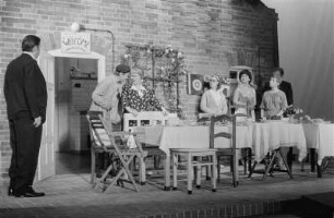 Szenenbilder aus "Tag für Tag", dramatische Trilogie von Arnold Wesker. Kammerspiele (Deutsches Theater) Berlin, 16.10.1976