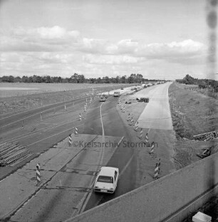 B 75 zwischen Hamberge und Ratzbek: Straßenbau: Bau einer Brücke über die Autobahn A 1: Blick von der Brücke auf die A 1 mit verschwenkten Fahrspuren: darauf Pkws