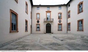 Palazzo Bevilacqua Boschi & Palazzo Bevilacqua Costabili, Erster Hof