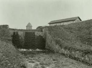 Freiberger Bergbaurevier, Großer Teich bei Großhartmannsdorf, Hochwasserüberlauf in der Dammkrone