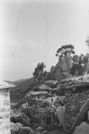 Koptenkloster Debre Bizen : Hütten des Koptenklosters Debre Bizen in einer felsigen Landschaft