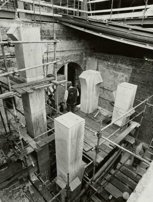 Baustelle Ständehaus, Bauphase Substanzsicherung / Wiederaufbau Dach. Treppenhaus Ostflügel mit neuen Sandsteinsäulen zur Weiterfühtung der Treppe in das 1. Dachgeschoss : Dresden-Altstadt, Schloßplatz 1. Baustelle Ständehaus, Bauphase Substanzsicherung / Wiederaufbau Dach. Treppenhaus Ostflügel mit neuen Sandsteinsäulen zur Weiterfühtung der Treppe in das 1. Dachgeschoss