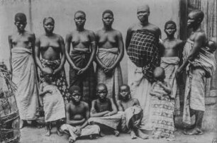 Gruppenbildnis : Gruppenbildnis mit dreizehn Frauen und Kindern