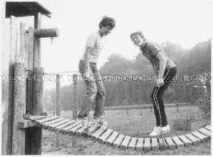 Zwei Jungs auf einem Spielplatz (Altersgruppe bis 14)
