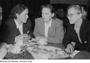Frauen aus der Sowjetunion und der DDR sowie anderen Ländern beim Kaffeetrinken