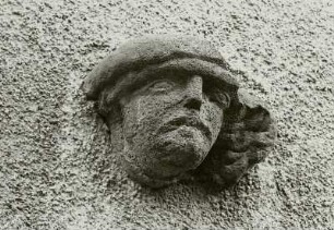 Brunnen mit Portalabschluss und drei Steinköpfen