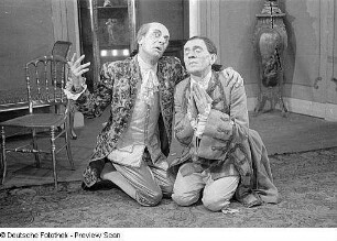 Szenenbilder eines Theaterstücks mit Walter Schramm : Sommer 1947