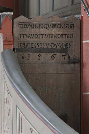 Spätgotische Steinkanzel — Holztür mit Inschrift von 1567