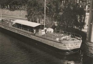Berlin-Mitte. Hansaviertel. Die schwimmende Jugendherberge "Oberbürgermeister Böß" an der Hansabrücke