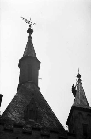 Bad Wimpfen: Dachdecker hängt am Kirchturm