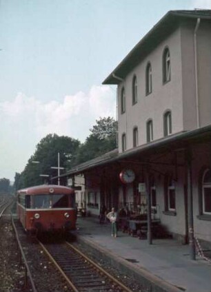 Münchberg Schienenbus Baureihe 798 Beiwagen Baureihe 998 Bahnsteig Reisende Gepäckkarren