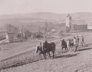 Bauern beim Pflügen