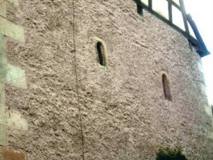 Kirchturm von Osten-mittleres Geschoss mit erhaltenen romanischen Fenstern (einst Querhausarm der Jahr 1758 abgetragenen romanischen Basilika)