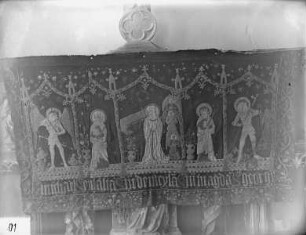 Dunkelrotes Tuch mit Applikationsstickereien: Der Heilige Michael als Seelenwäger, Eulalia, Maria Magdalena und der Heilige Georg