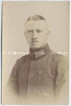 Leutnant in Uniform mit Eisernem Kreuz