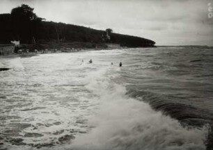 Blick von der Ostsee (von der Seebrücke?) zum Strand und zum Alexandrinen-Cottage