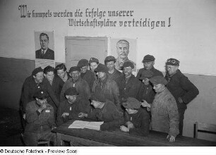 Arbeiter während des Lesens einer Zeitung