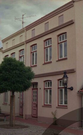 Heiligengeiststraße 14: traufständiges Doppelwohnhaus: Straßenfront mit Eingangstüren