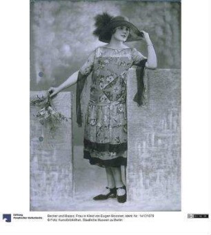 Frau in Kleid von Eugen Mossner