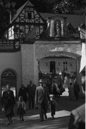 Altenberg: Tor, Hintergrund Fachwerkhaus