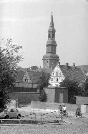 Tönning: Kirchturm, Vordergrund Deich im Ort