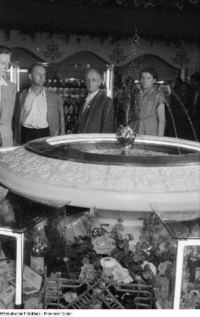 Besucher der Leipziger Herbstmesse 1954 an einem Springbrunnen der bulgarischen Sektion