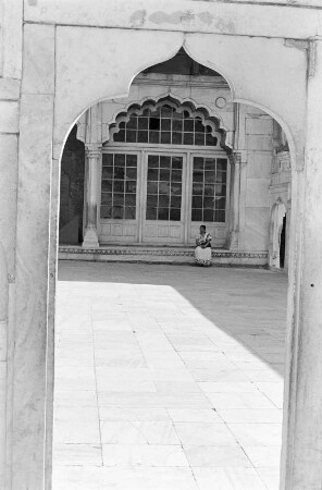 Sitzende Frau am Roten Fort in Agra