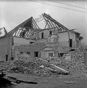 Unfallkrankenhaus: Bürgerpark: Abriss: Ruine: vorn Bauschutt