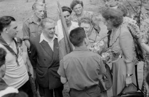 Pionierrepublik "Ernst Thälmann" in Wuhlheide : Begrüßungsszene mit Rosa Thälmann