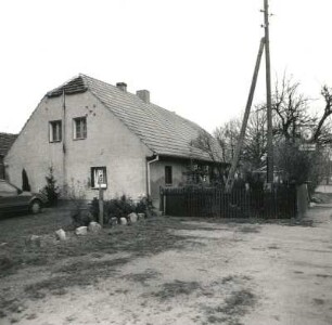 Bolschwitz, Dorfstraße 1. Gasthaus "Zum Birnbaum" (wohl 1701/1800). Giebel- und Eingangsseite